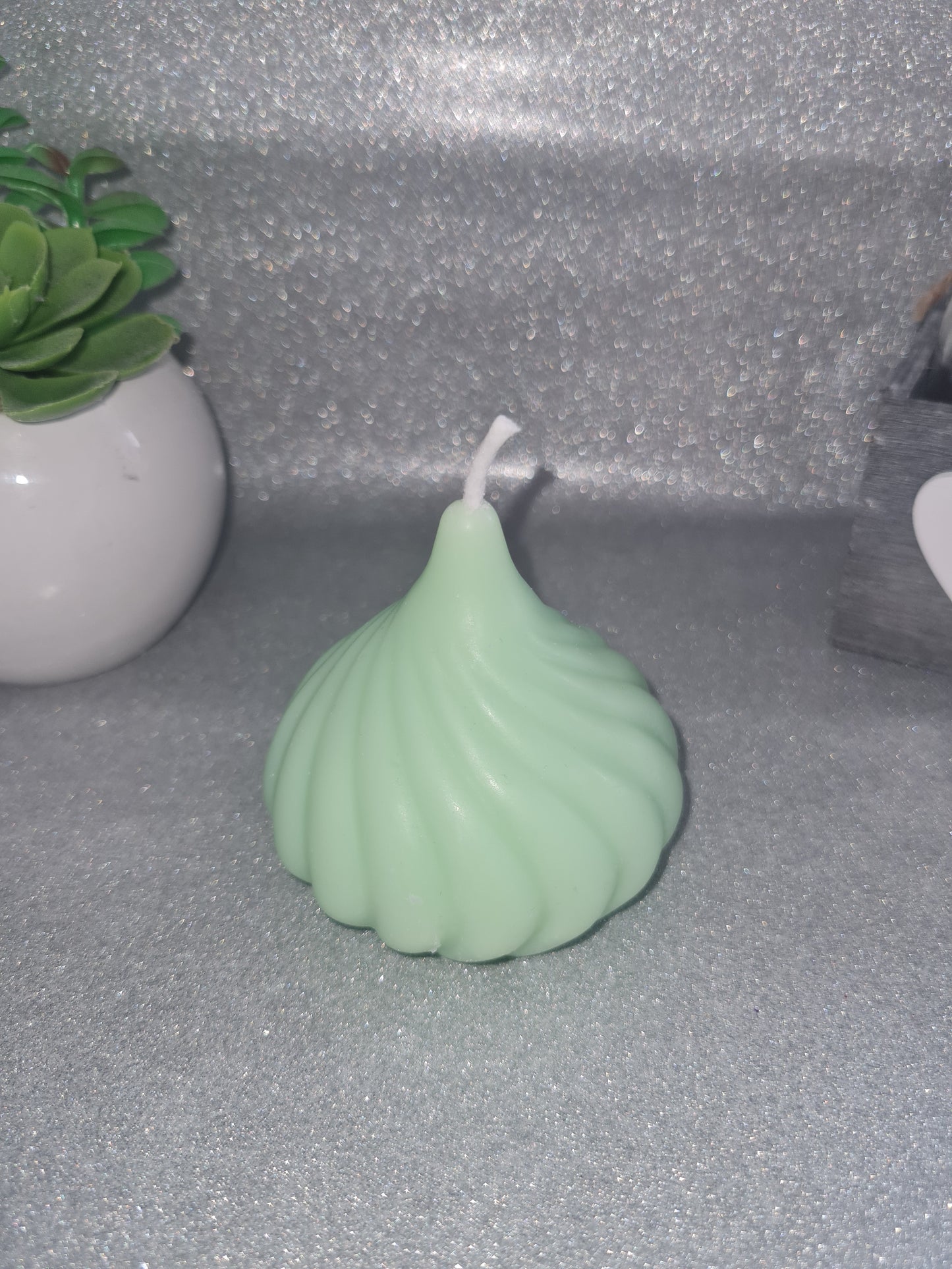 Scented candle molded with vegetable wax