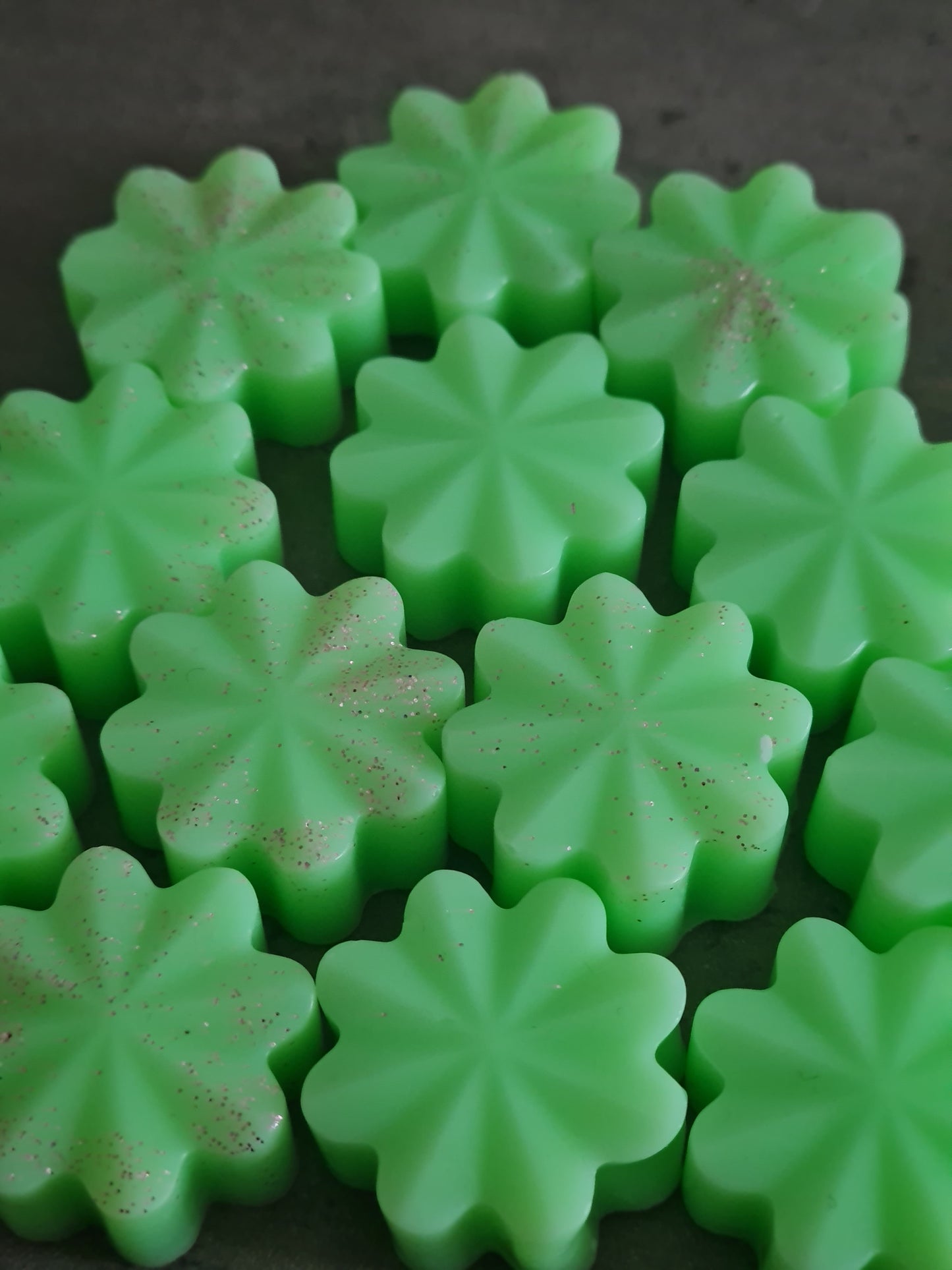 Scented fondant with flower vegetable wax